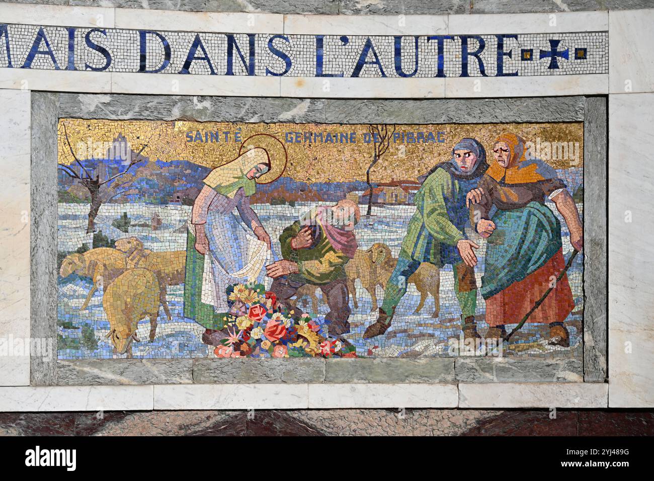 Mosaico murale della vita di Sainte Germaine de Pibrac sulla facciata della Basilica di nostra Signora del Rosario Lourdes Hautes-Pyrénées Francia Foto Stock