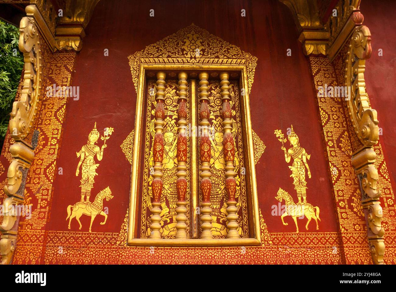 Esterno riccamente decorato del tempio rosso e dorato VAT Sensoukharam a Luang Prabang, Laos, Asia Foto Stock