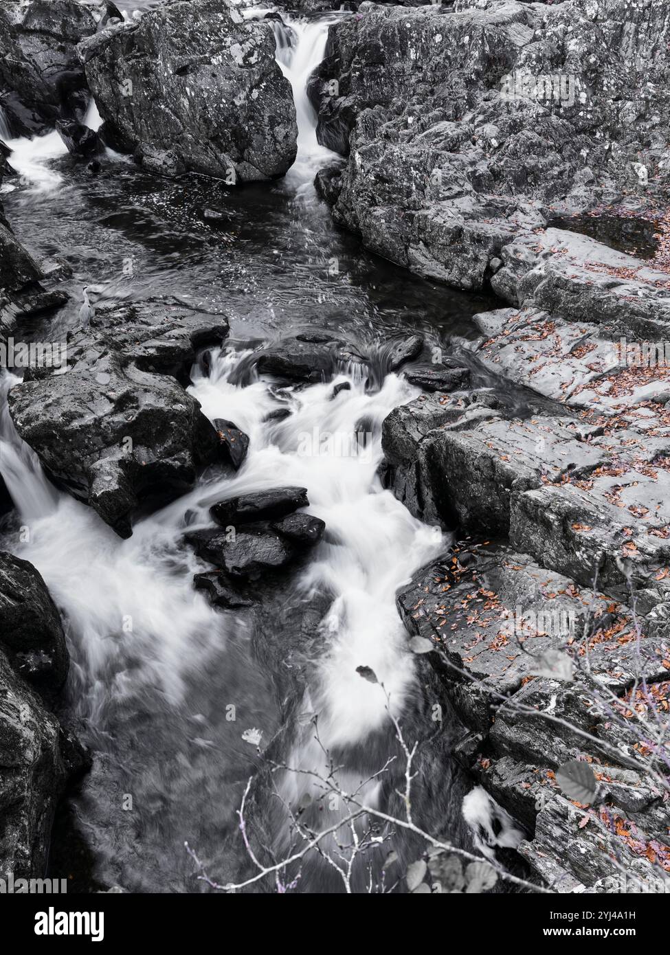 Mini cascata sul fiume Llugwy a Betws-y-Coed (Cappella nel bosco), Snowdonia, Galles. Foto Stock