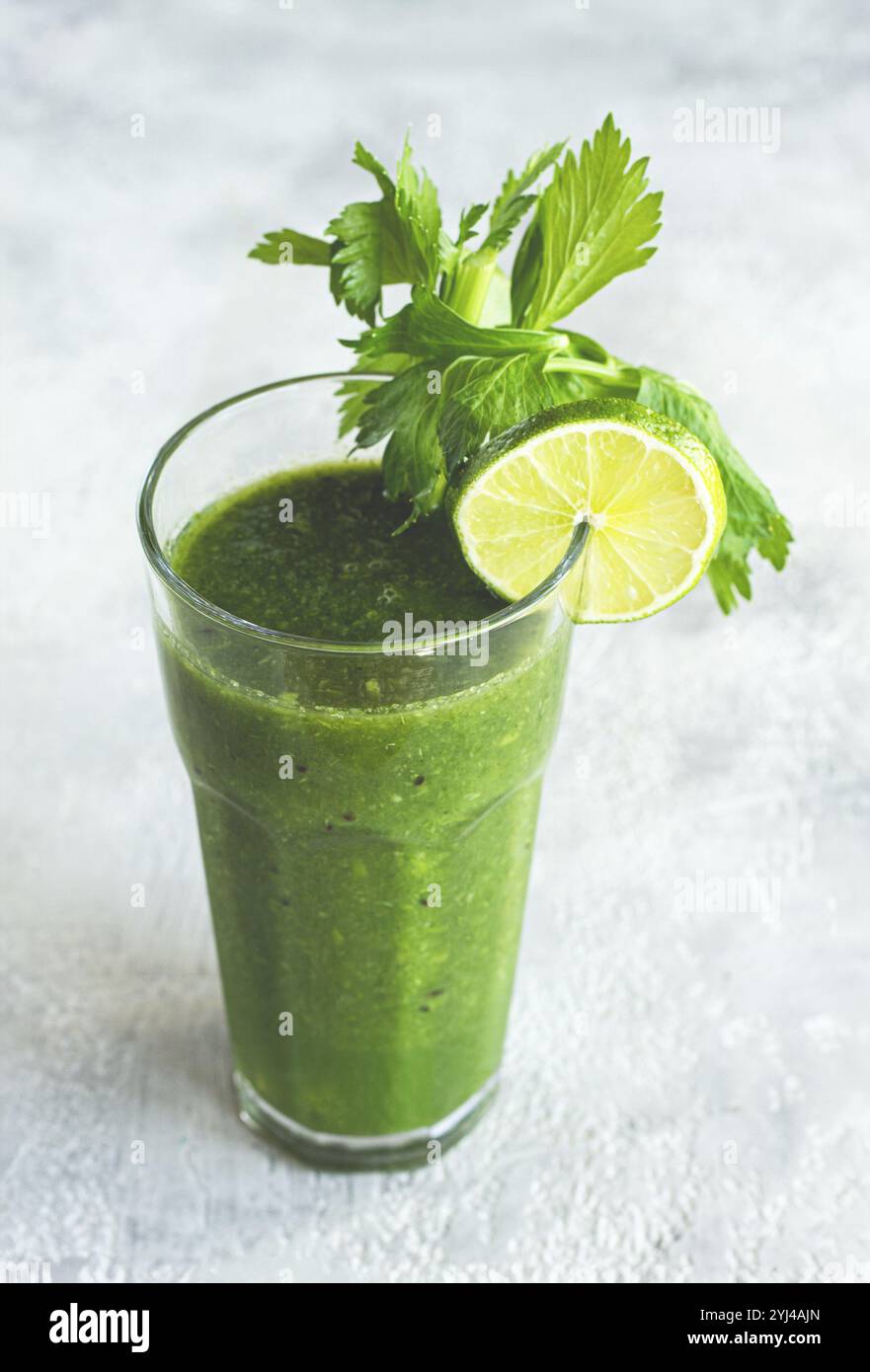 Bicchiere con frullato verde, sedano e spinaci, mela e kiwi, cetriolo, frullato di verdure, colazione fatta in casa, niente persone Foto Stock