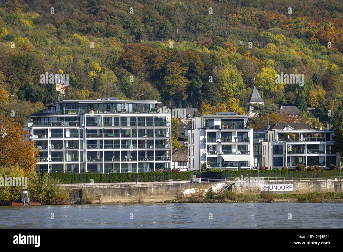 Edifici residenziali, moderno complesso residenziale direttamente sul Reno, sotto il Drachenfels, Siebengebirge, Bad Honnef Rhoendorf, passeggiata sul Reno, Foto Stock