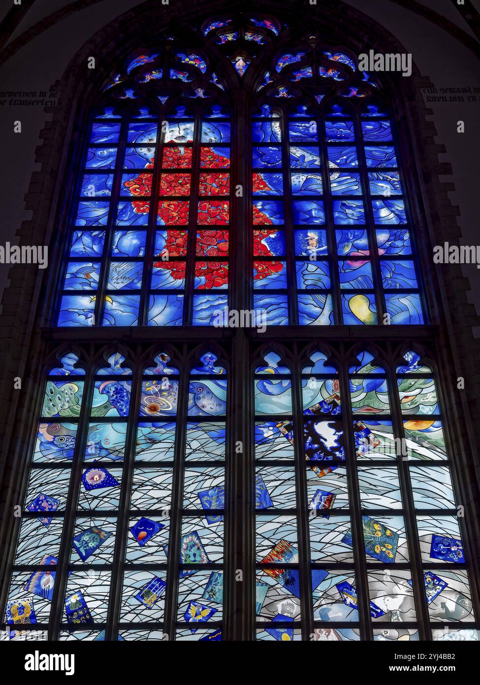 Famosa vetrata Peace and Harmony dell'artista Michel van Overbeeke nella Cattedrale di San Bavavo (De Grote di St Bavokerk te Haarlem), Haarlem Foto Stock