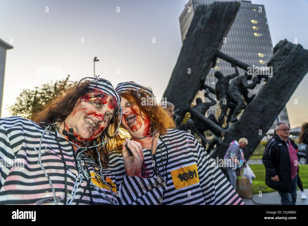 La Zombiewalk di Essen, ad Halloween diverse centinaia di persone, alcune vestite da zombie spaventosi, non morti, camminavano dalla stazione ferroviaria principale fino al quartiere Foto Stock