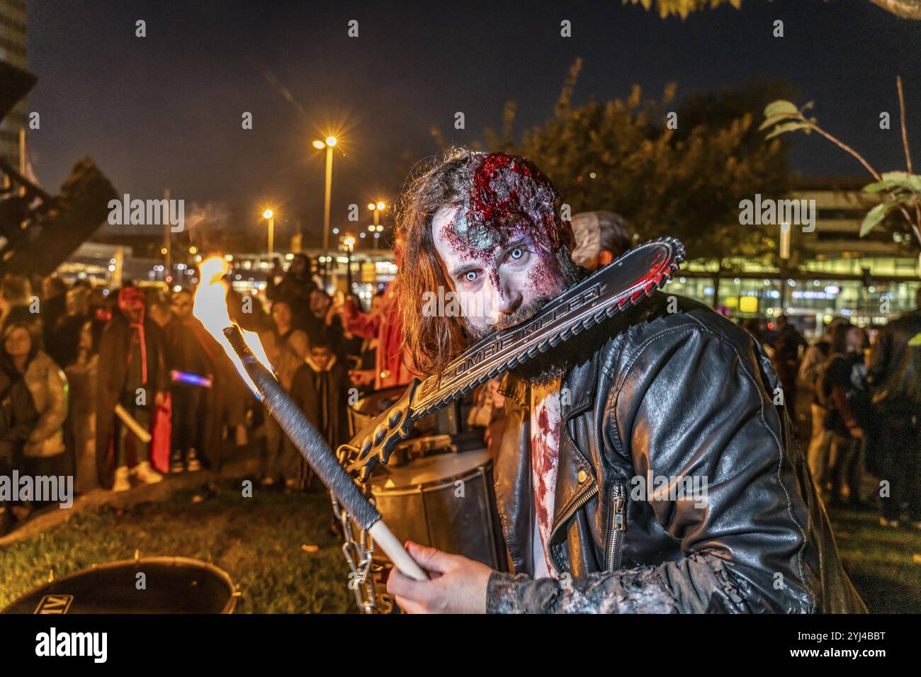 La Zombiewalk di Essen, ad Halloween diverse centinaia di persone, alcune vestite da zombie spaventosi, non morti, camminavano dalla stazione ferroviaria principale fino al quartiere Foto Stock La Zombiewalk di Essen, ad Halloween diverse centinaia di persone, alcune vestite da zombie spaventosi, non morti, camminavano dalla stazione ferroviaria principale fino al quartiere Foto Stock
