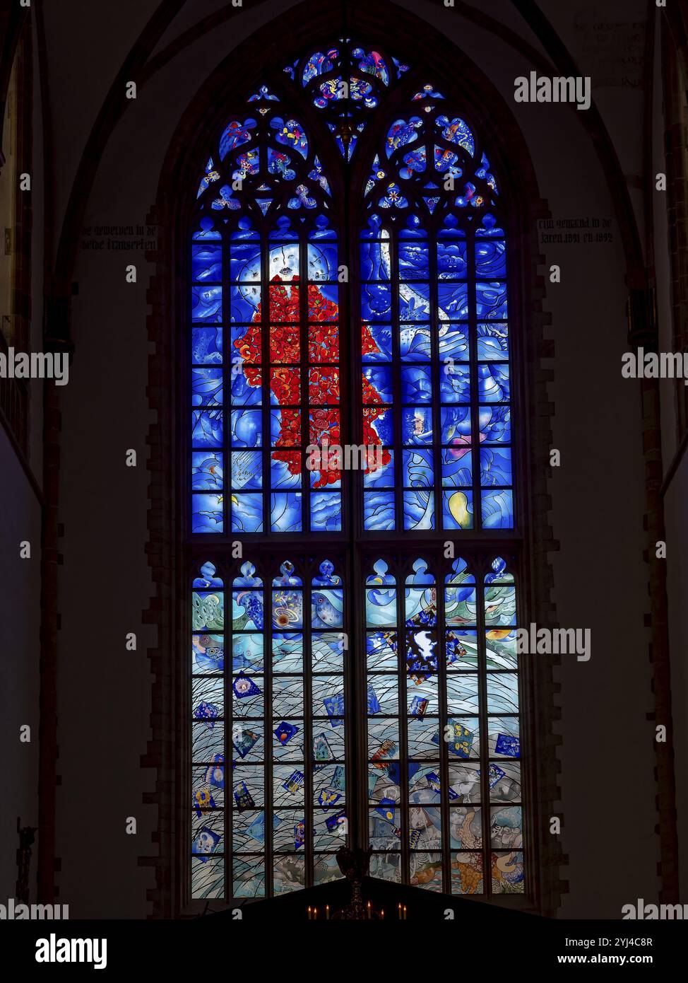 Famosa vetrata Peace and Harmony dell'artista Michel van Overbeeke nella Cattedrale di San Bavavo (De Grote di St Bavokerk te Haarlem), Haarlem Foto Stock