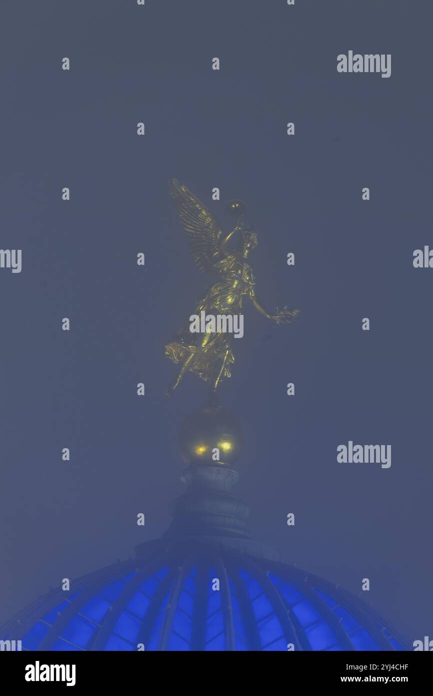 Il centro storico di Dresda è avvolto dalla nebbia di novembre. Fama sulla cupola dell'ottagono, atmosfera da pecorina a Dresda, Dresda, Sassonia, Germania, Europa Foto Stock