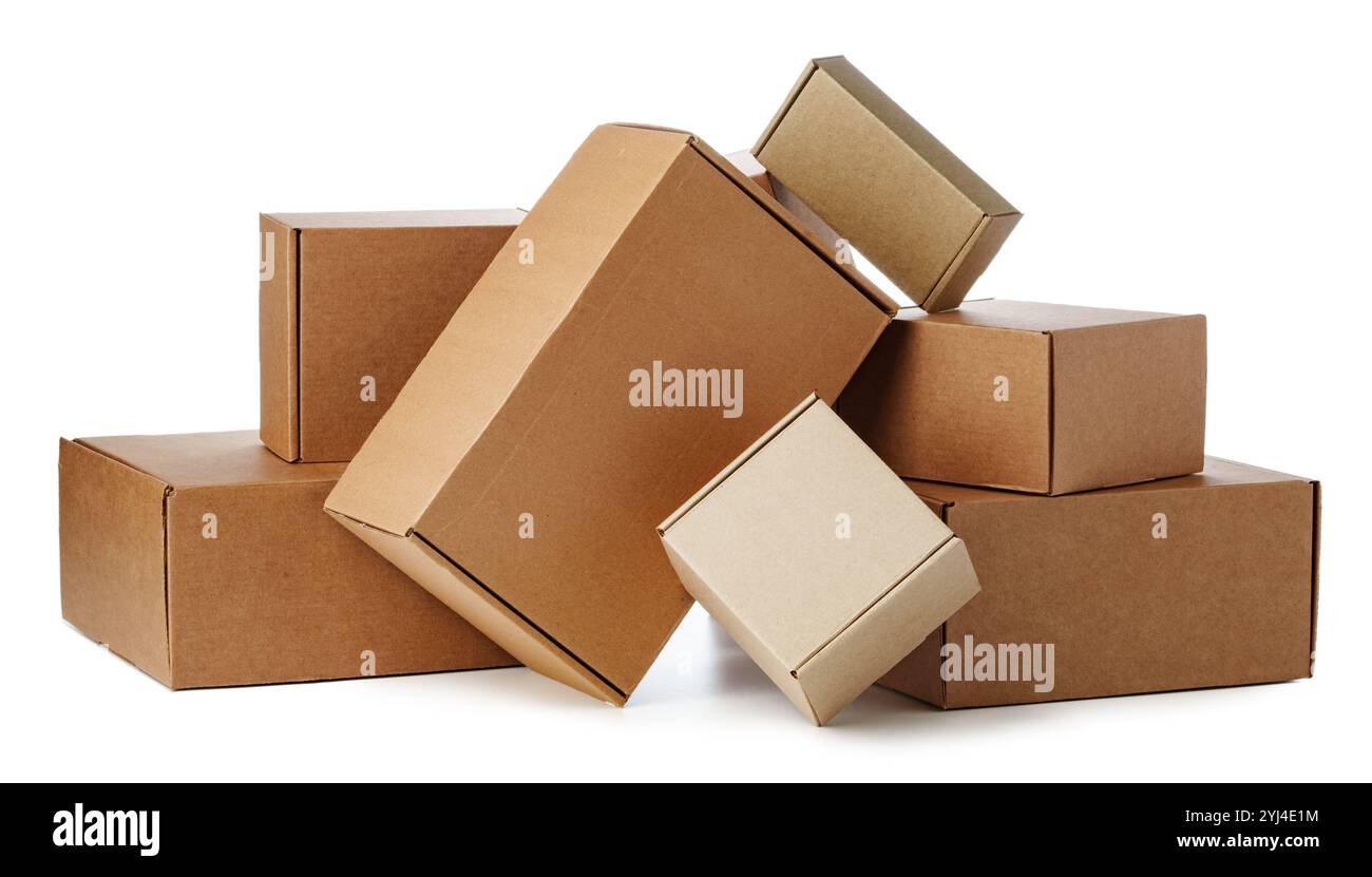 Scatole in cartone marrone impilate in varie misure disposte su sfondo bianco Foto Stock