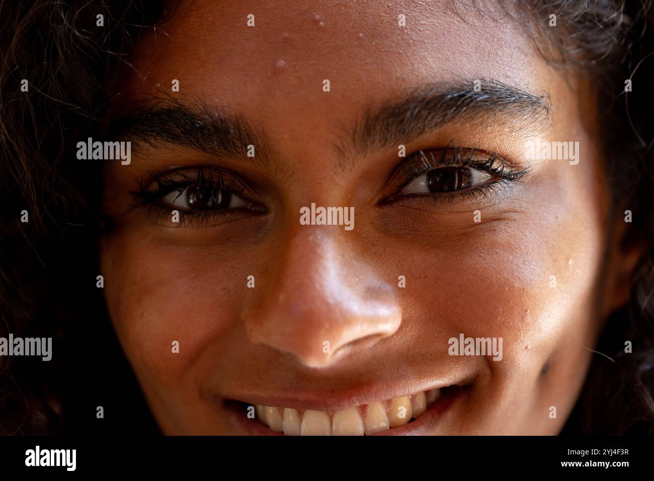 Celebrazione del Ringraziamento, donna sorridente con gioia e calore durante la riunione di famiglia, a casa Foto Stock