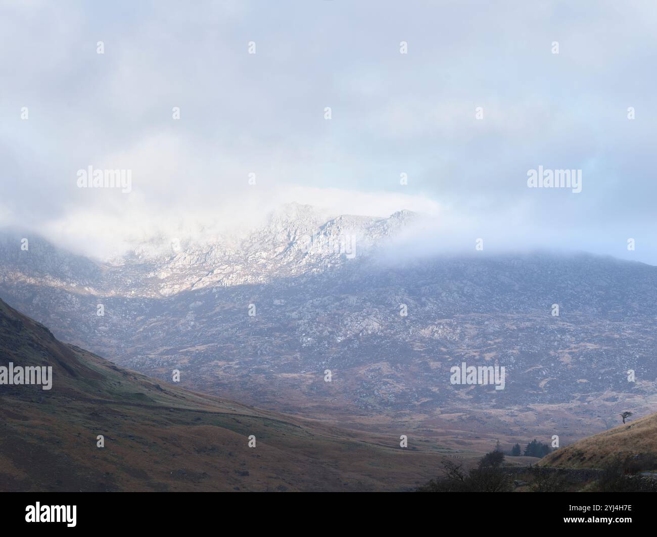 Cresta sommitale di Glyder Fawr (Big Heap) e Glyder Fach (Little Heap), avvolta nella nuvola, Snowdonia, Galles. Foto Stock