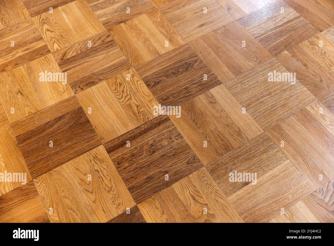 Parquet usato vintage in legno di quercia con motivo geometrico quadrato. Foto di sfondo Foto Stock