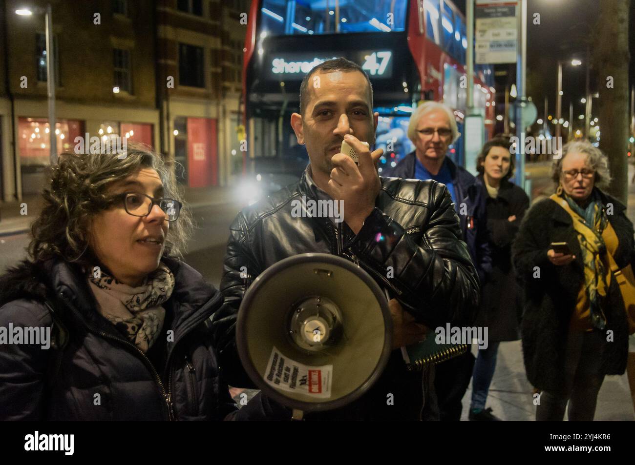 Londra, Regno Unito. 7 gennaio 2019. Un rappresentante dei commercianti di mercato interviene agli uffici del consiglio di Southwark di protesta prima di una riunione della commissione di pianificazione che li esorta a dire a Delancey di migliorare i loro piani per l'Elephant Shopping Centre, in quanto i commercianti non sono ancora stati adeguatamente consultati in merito al trasferimento in un box Park temporaneo in cui le bancarelle proposte sono troppo piccole e affitti troppo alti, o, in un ultimo trasferimento, le esigenze della comunità latina non vengono soddisfatte e non vi sono alloggi insufficienti negli affitti del consiglio. Ci sono stati interventi di un consigliere, rappresentanti della Commissione Foto Stock