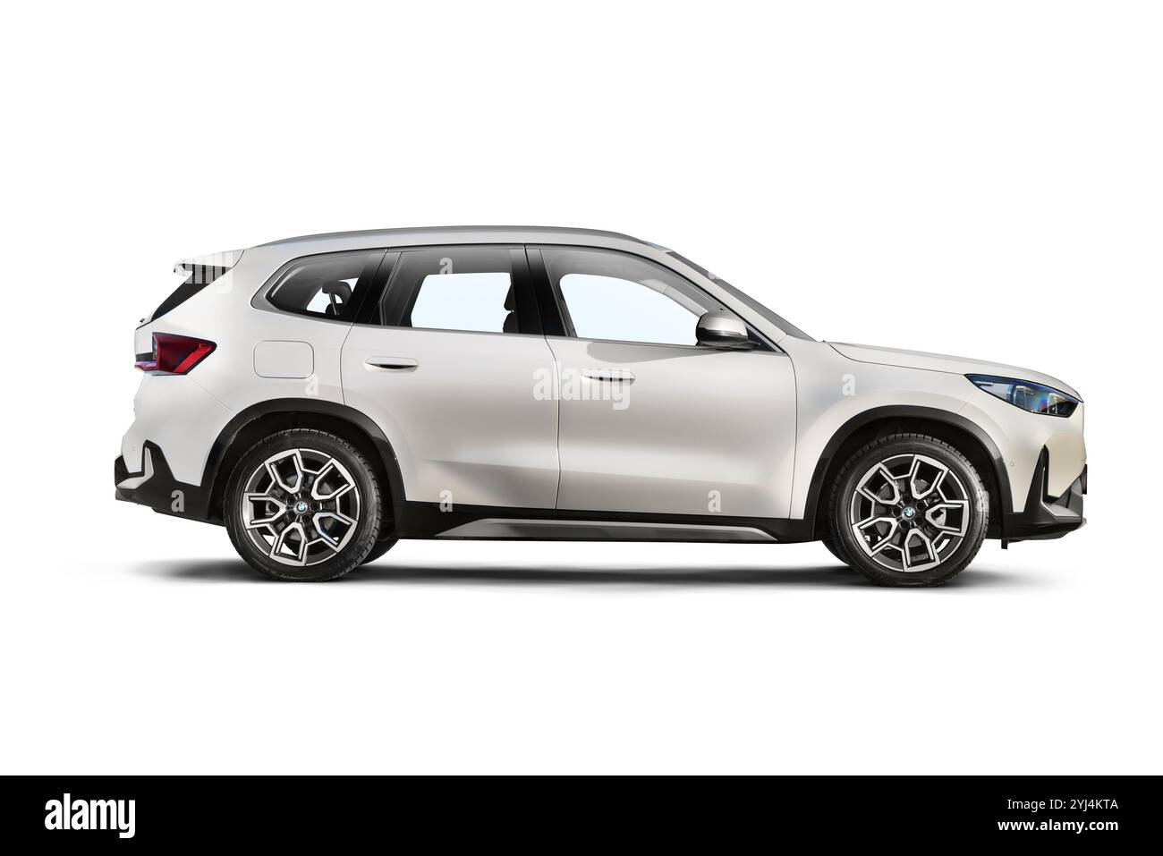 Izmir, Turchia - 11 novembre 2024: Foto in studio di un SUV elettrico BMW IX1 e-drive bianco perla che mostra una vista completa sul lato destro su uno sfondo bianco Foto Stock