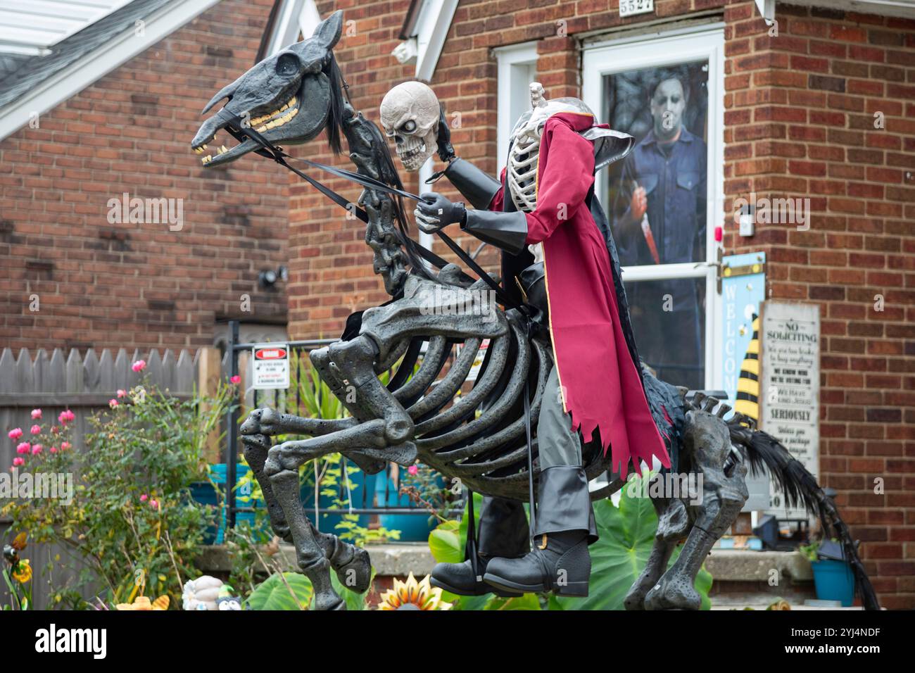 Detroit, Michigan - decorazione di Halloween sul prato di una casa. Foto Stock