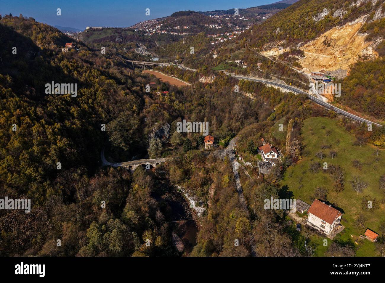 Sarajevo, Bosnia ed Erzegovina. 13 novembre 2024. Foto aerea del ponte di capra nel canyon del fiume Miljacka in Bosnia ed Erzegovina scattata il 13. Novembre 2024. Il Ponte della capra è un grande ponte di pietra che attraversa il fiume Miljacka a est di Sarajevo ed è uno dei quattro vecchi ponti nella zona della città di ​​the che sono ancora conservati. Foto: Armin Durgut/PIXSELL credito: Pixsell/Alamy Live News Foto Stock