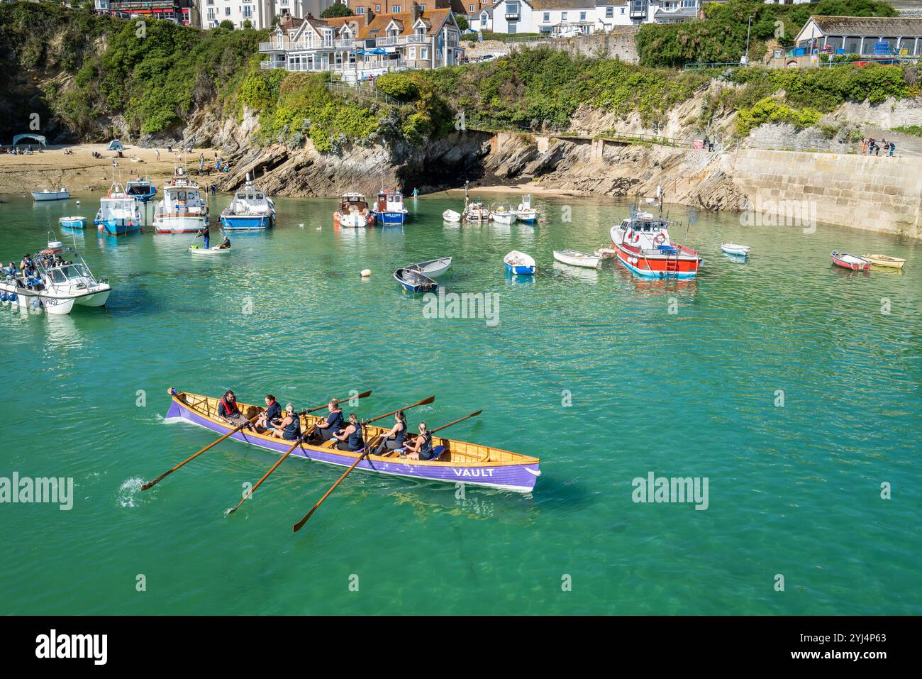 L'equipaggio del Pilot Gig Vault del St Goran Rowing Club che canta fuori da Newquay Harbour Harbor durante i Womens Newquay County Championships Corn Foto Stock