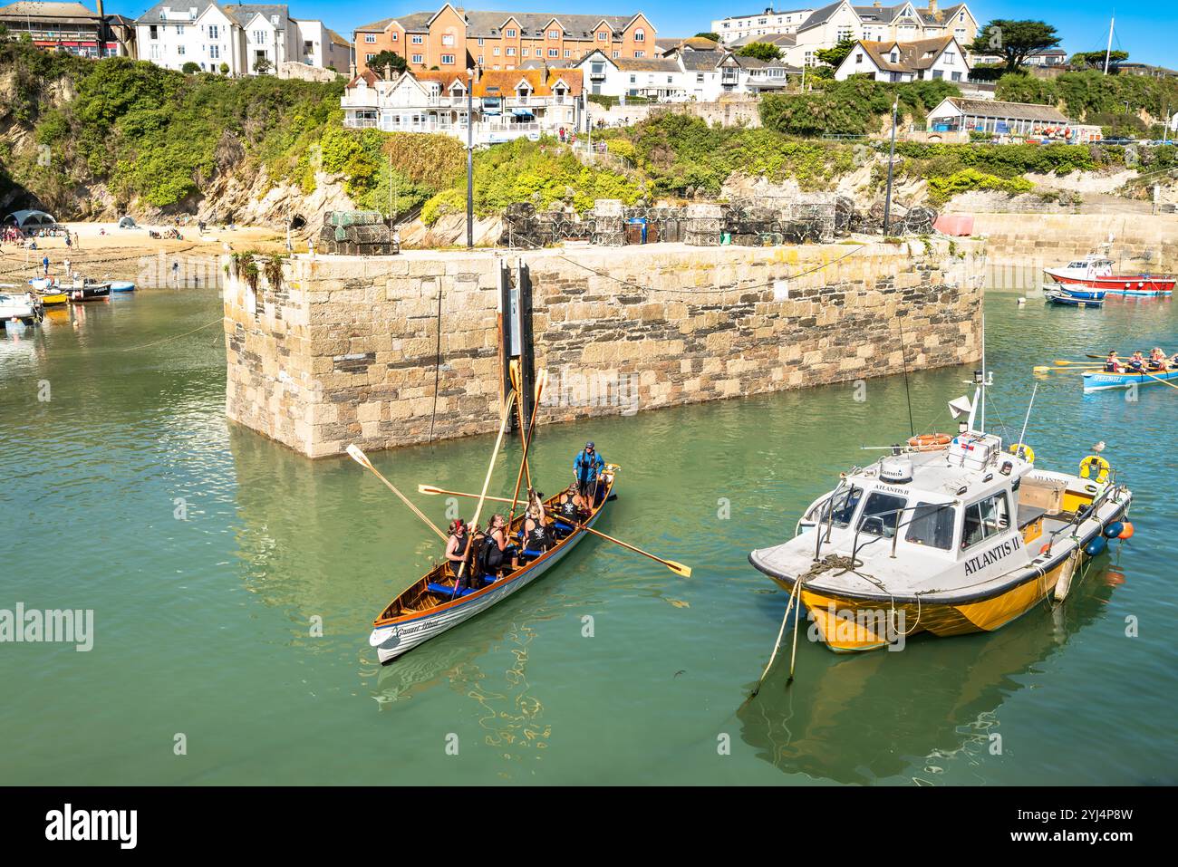 L'equipaggio della Pilot Gig Gannel Maid si prepara per la gara ai Campionati femminili della contea di Newquay a Newquay H Foto Stock