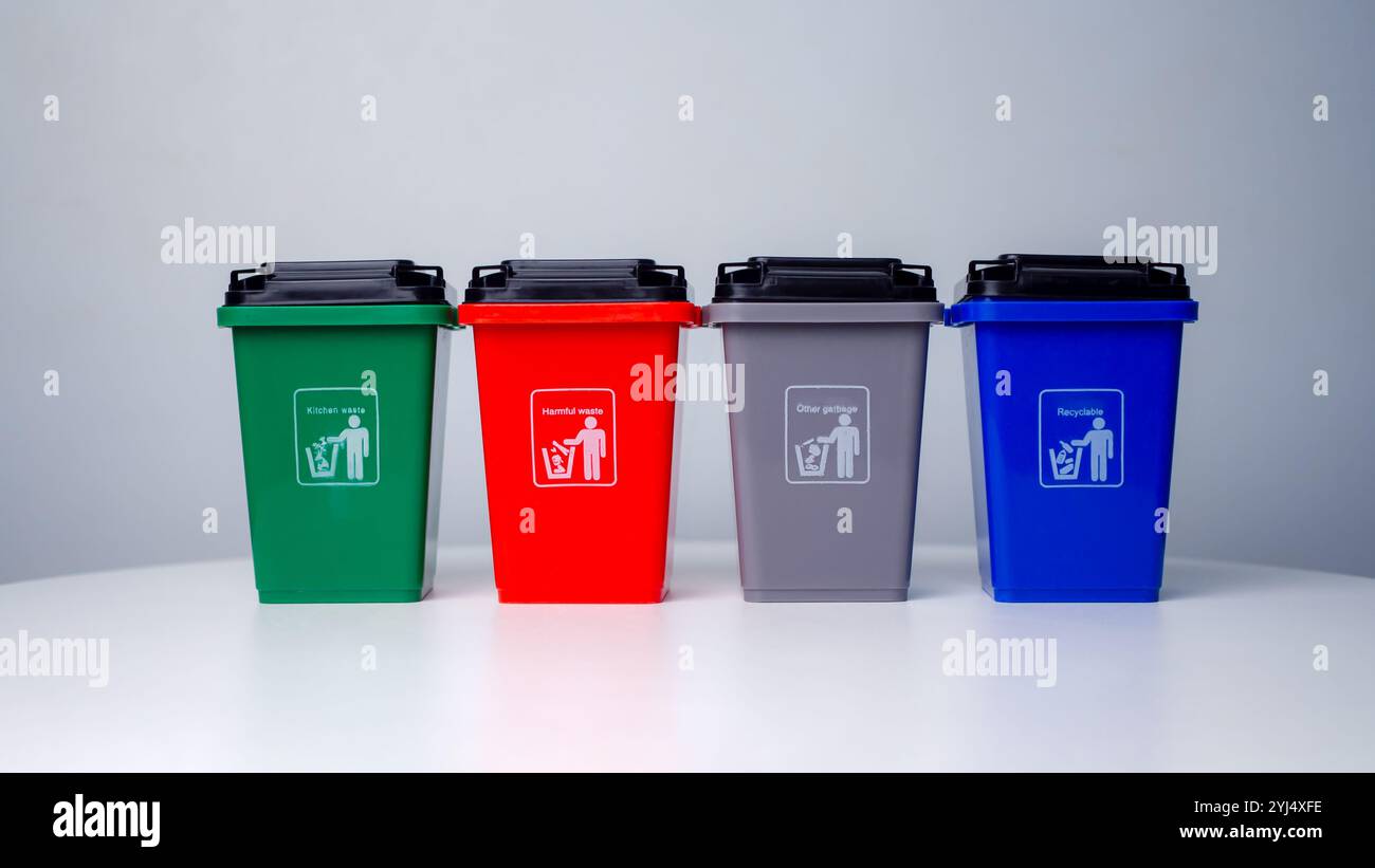 Concetto di classificazione dei rifiuti, colorate taniche in plastica isolate su sfondo bianco. Foto Stock