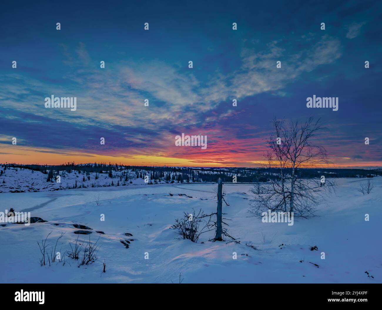 Vista invernale dell'alba sul lago Kam nella città di Yellowknife, territori del Nord-Ovest, Canada Foto Stock