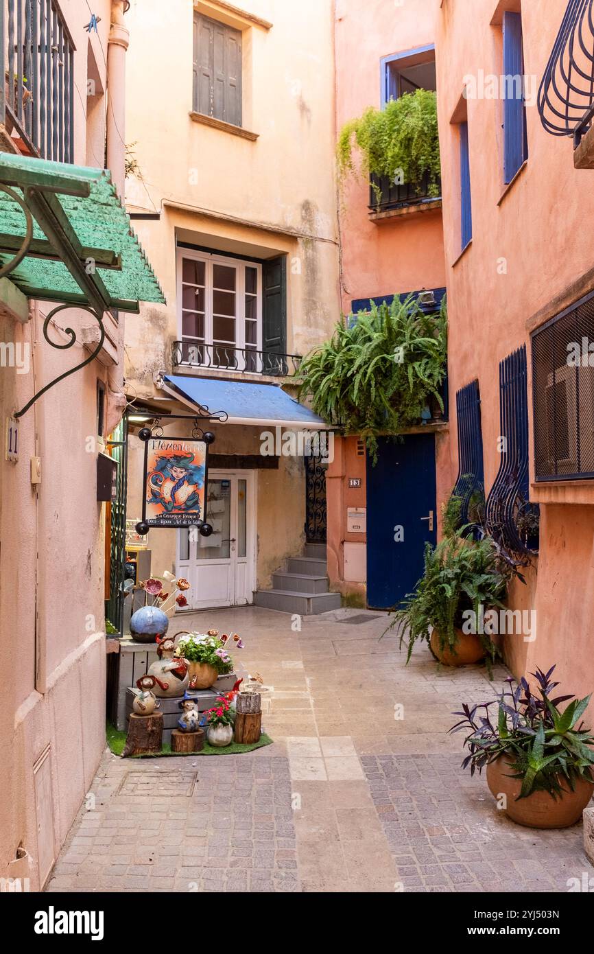 Piccolo negozio nel vicolo stretto della città vecchia, Collioure, Pyrenees Orientales, Roussillon, Occitanie, Francia, Europa Foto Stock