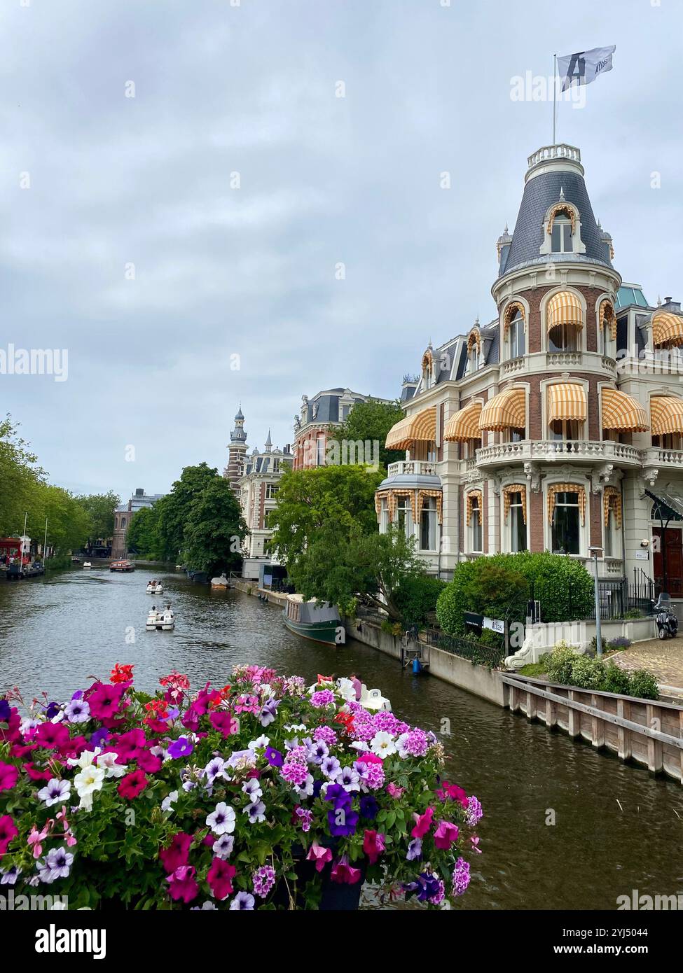 Canali e fiori; luoghi comuni ad Amsterdam! Foto Stock