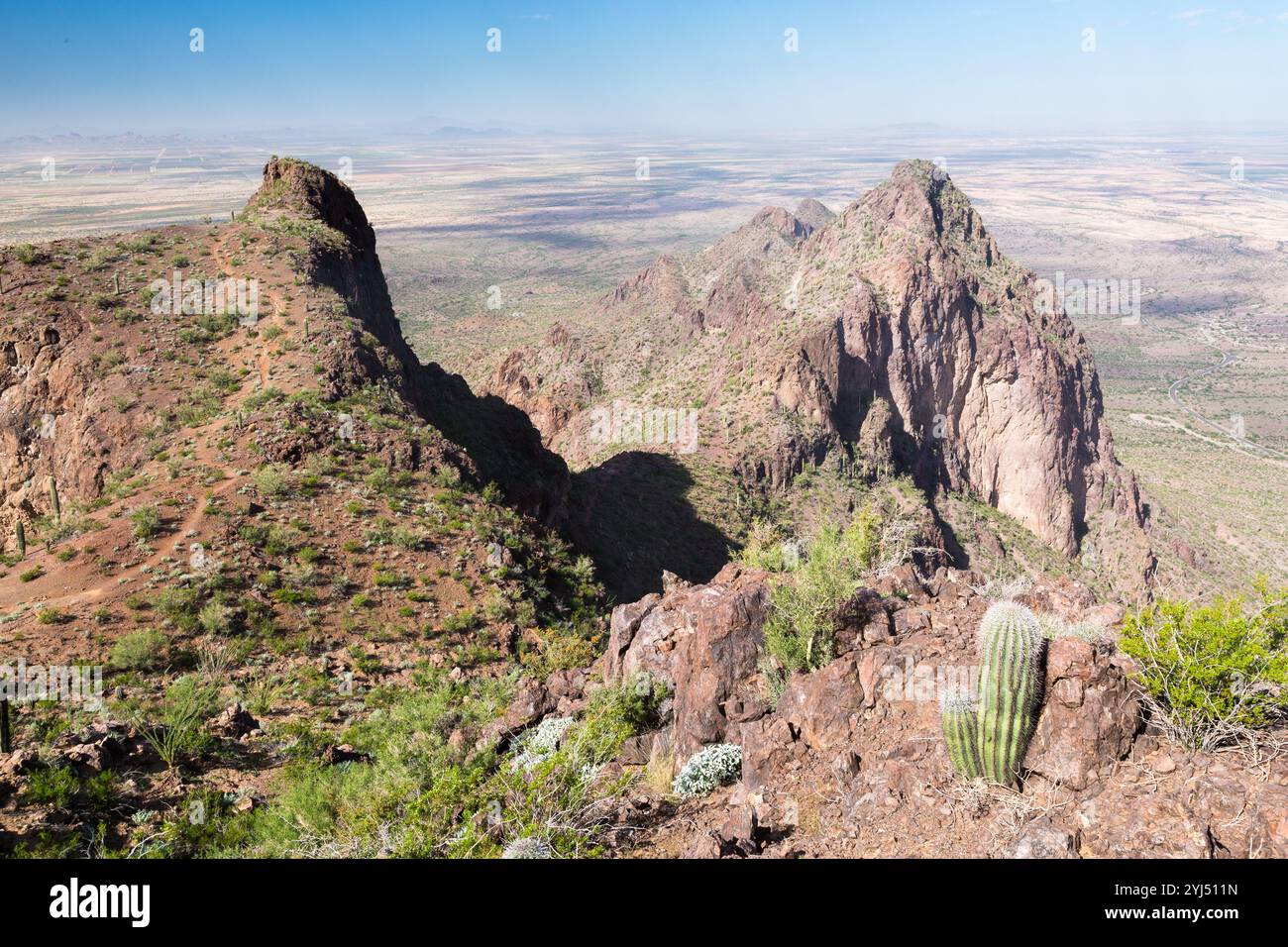Piccole cime sotto l'Hunter Trail che si innalzano sopra il fondo del deserto. Picacho Peak State Park, Arizona Foto Stock