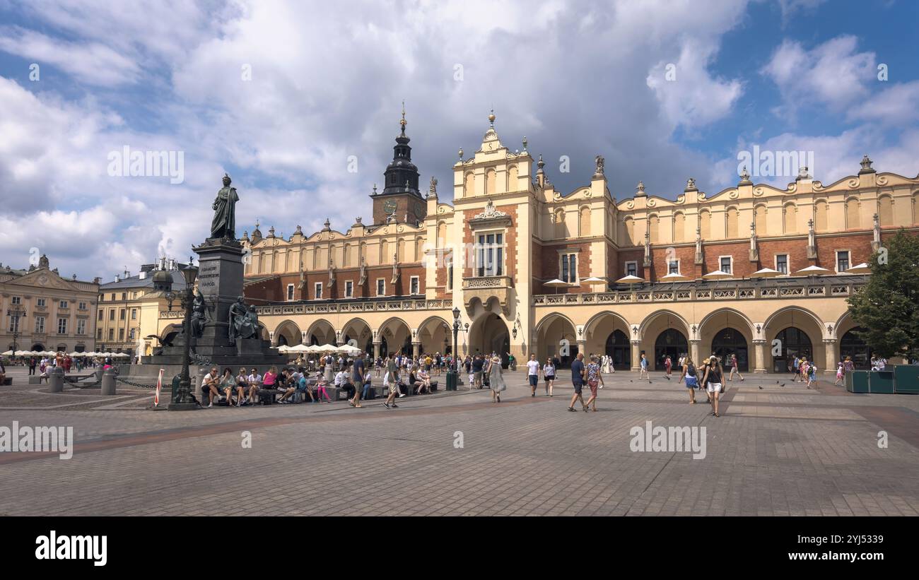 Cloth Hall a Cracovia, Polonia. Questo iconico edificio presenta una splendida architettura e una vibrante terrazza caffe', invitando i visitatori a godersi la sua cultura Foto Stock