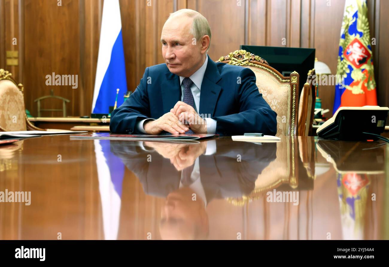 Mosca, Russia. 13 novembre 2024. Il presidente russo Vladimir Putin, ascolta il direttore generale del Mosfilm Karen Shakhnazarov, durante una riunione individuale al Cremlino, il 13 novembre 2024, a Mosca, in Russia. Crediti: Vyacheslav Prokofyev/piscina del Cremlino/Alamy Live News Foto Stock