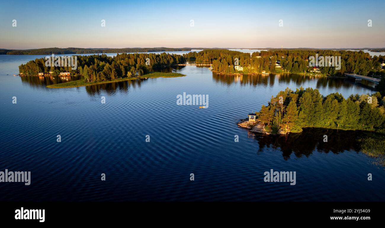 Paesaggio droni isola di Rono e Varnisaary nel lago kallavesi finlandia orientale Kuopio , Europa Foto Stock