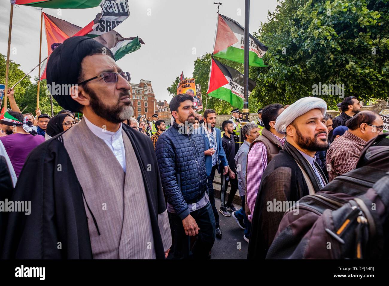 Londra, Regno Unito. 2 giugno 2019. La manifestazione annuale a sostegno del popolo oppresso della Palestina si muove lentamente verso una manifestazione a Downing St. L'evento, iniziato in Iran nel 1979, è stato detto dall'Imam Khomeini non riguarda solo Gerusalemme, ma "un giorno per gli oppressi per alzarsi e resistere agli arroganti”. Come al solito ci sono state proteste contro l'evento da parte di gruppi sionisti e di destra che hanno cercato di bloccare la marcia ma sono stati costretti a continuare a muoversi lentamente di fronte ad essa dalla polizia. Foto Stock