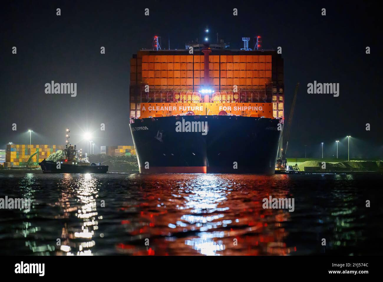 Arrivo nel Regno Unito, di notte, della nave container tedesca Hapag-Lloyd Hamburg Express, al porto di Southampton. Foto Stock