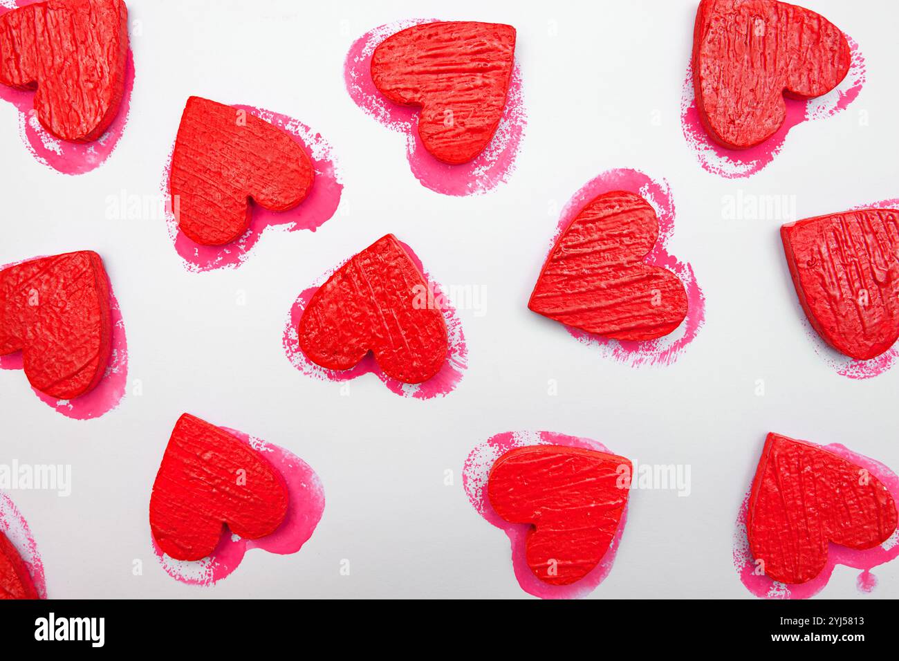 Forma rossa del cuore artificiale con stampe su carta bianca. Foto Stock