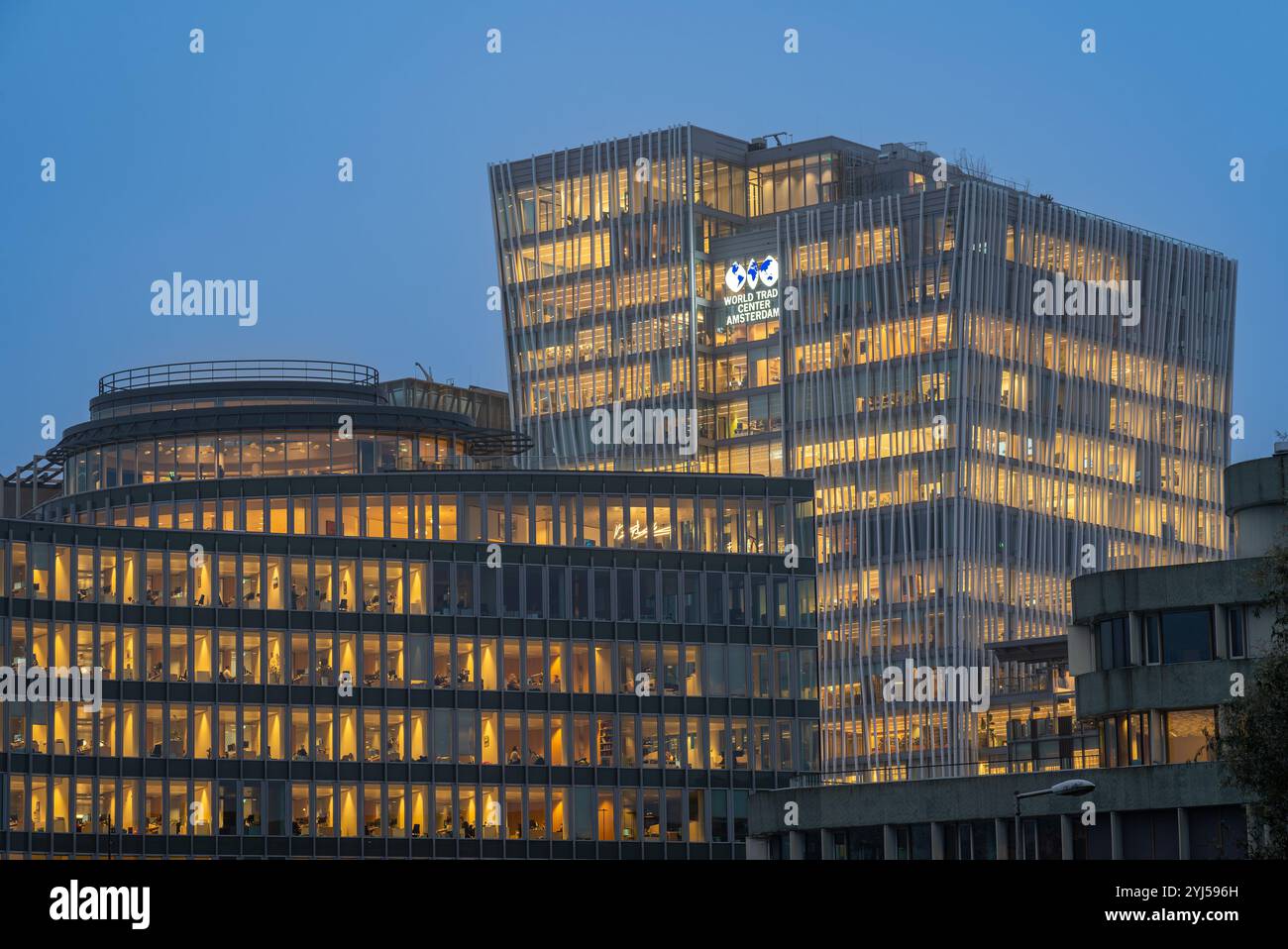 Amsterdam, Paesi Bassi, 07.11.2024, esterno del World Trade Center di Amsterdam in serata Foto Stock