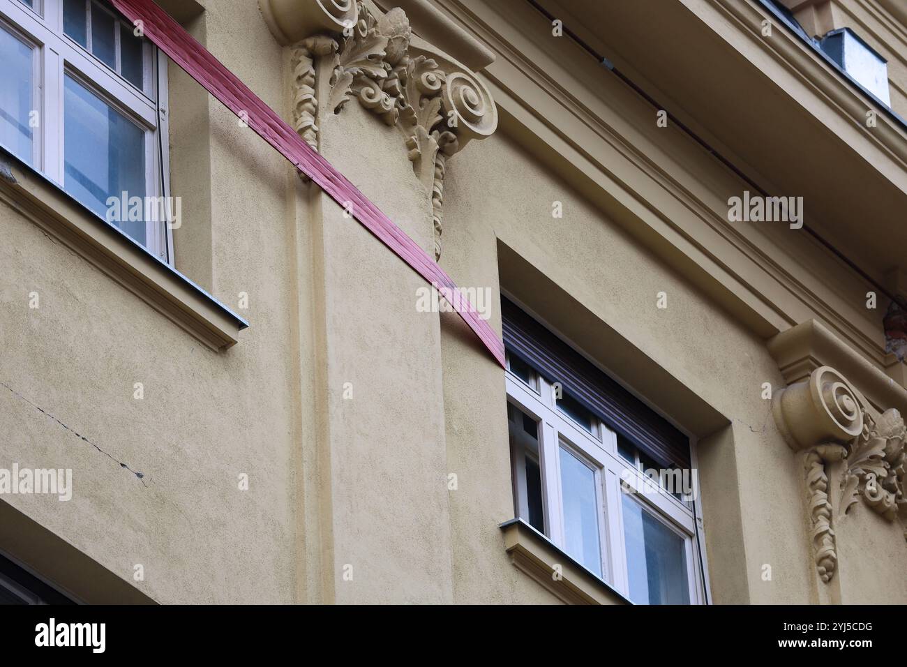 Nel rigoroso centro di Zagabria, in via Masarykova, la vista di un muro a timpano sorretto da travi e di una struttura in legno è diventata un simbolo dei problemi a lungo termine con la ricostruzione dopo il terremoto del marzo 2020. L'edificio, dove gli imprenditori e un noto politico presumibilmente hanno appartamenti, ha bisogno di urgente ristrutturazione. Nonostante ciò, la situazione rimane invariata a causa dei disaccordi tra i conservatori della città e gli esperti di statica, che impediscono ulteriori passi nel restauro. La gente passa sotto questa parte non sicura dell'edificio che costituisce il passaggio del Bak Foto Stock