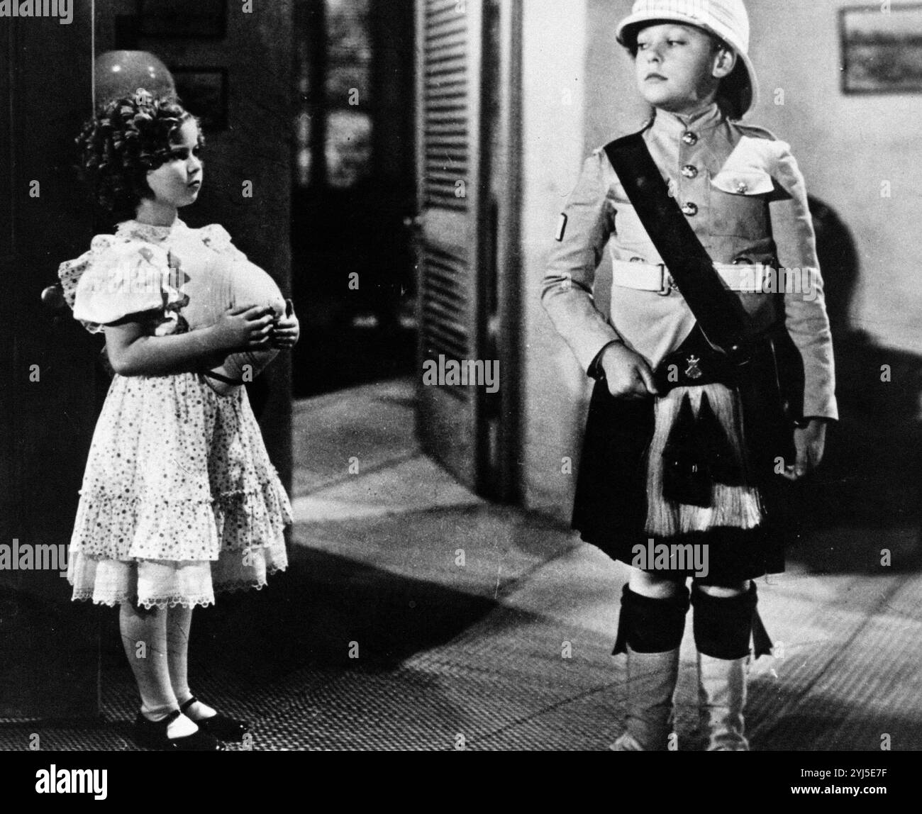 Shirley Temple, Douglas Scott, 'Wee Willie Winkie' (1937). Crediti fotografici: 20th Century Fox (file n. 34580-745THA) Foto Stock
