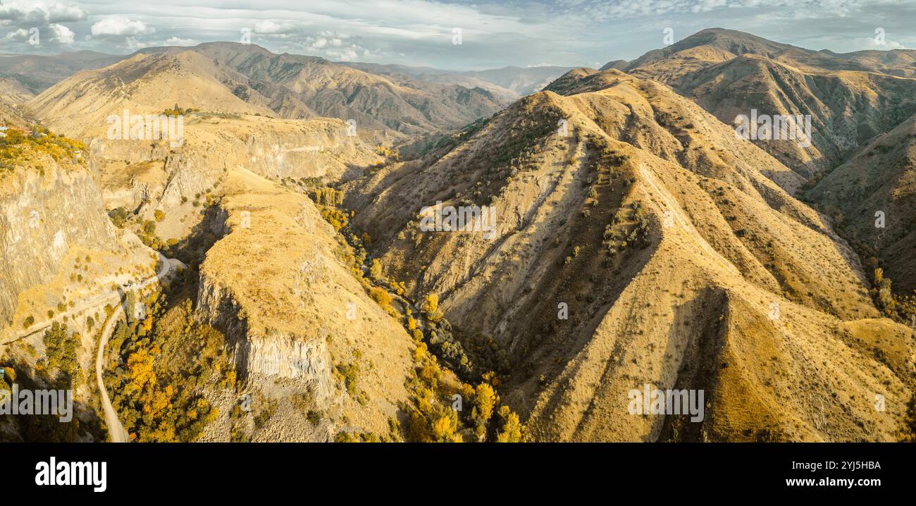 Panorama aereo dei bellissimi monumenti naturali della Sinfonia delle pietre. Una popolare destinazione di viaggio deve vedere le meraviglie naturali in Armenia Foto Stock