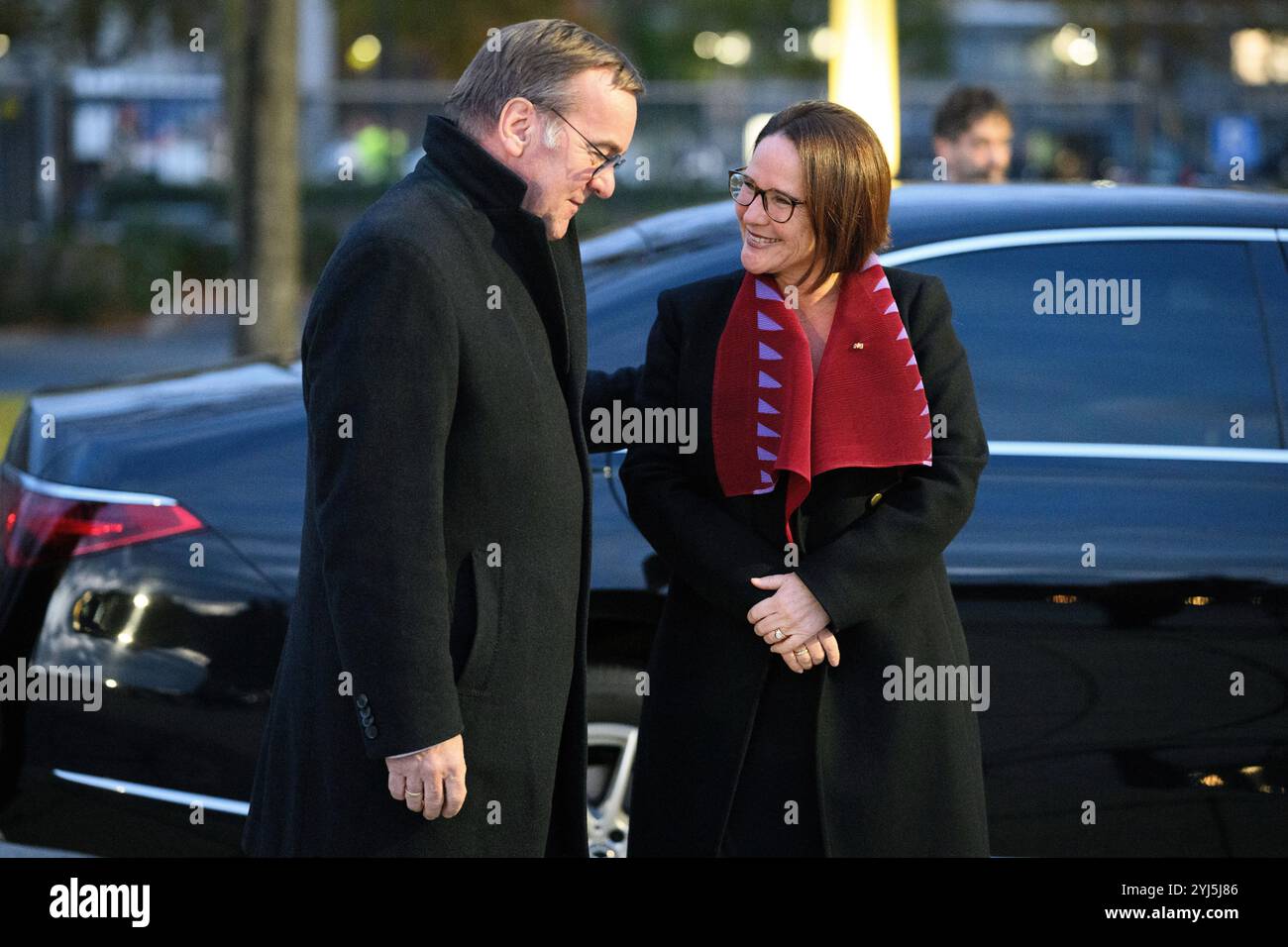 Berlino, Germania. 13 novembre 2024. Yuriko Backes, Ministro della difesa del Lussemburgo, viene salutata con onori militari da Boris Pistorius (SPD), Ministro federale della difesa, durante la sua visita inaugurale ufficiale al Bendlerblock, sede del Ministero federale della difesa. Crediti: Bernd von Jutrczenka/dpa/Alamy Live News Foto Stock