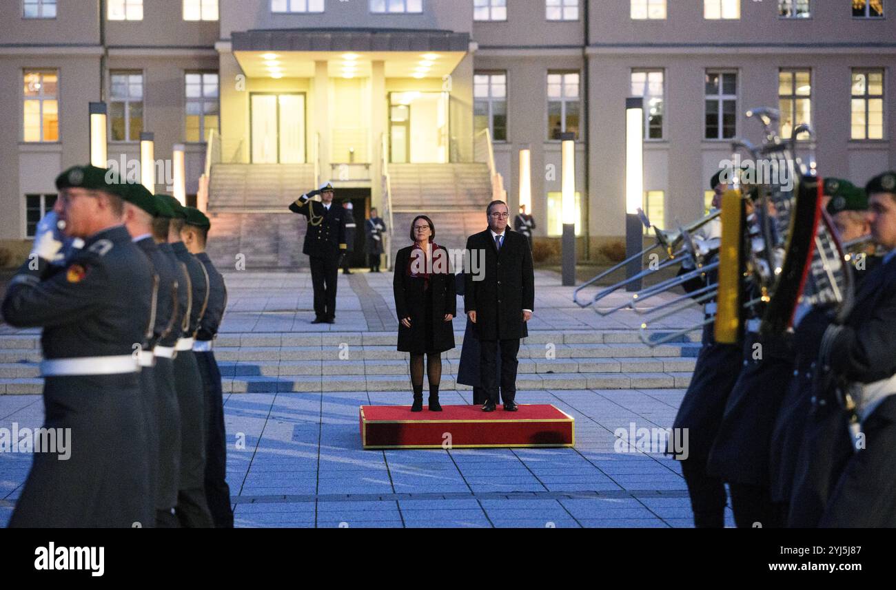 Berlino, Germania. 13 novembre 2024. Yuriko Backes, Ministro della difesa del Lussemburgo, viene salutata con onori militari da Boris Pistorius (SPD), Ministro federale della difesa, durante la sua visita inaugurale ufficiale al Bendlerblock, sede del Ministero federale della difesa. Crediti: Bernd von Jutrczenka/dpa/Alamy Live News Foto Stock