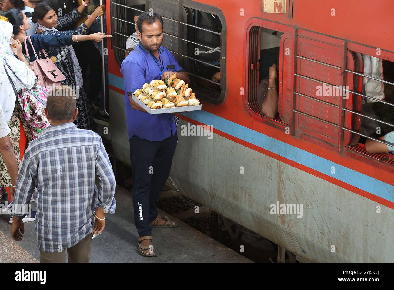 Venditore di cibo che vende spuntini alla stazione ferroviaria di Vadodara, Gujarat, India Foto Stock