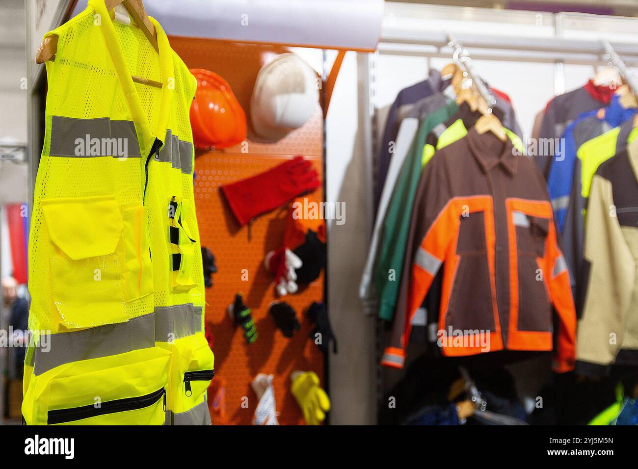 Protezione speciale, indumenti da lavoro, varie giacche per costruttori, lavoratori dell'industria petrolifera e del gas in mostra nel negozio Foto Stock