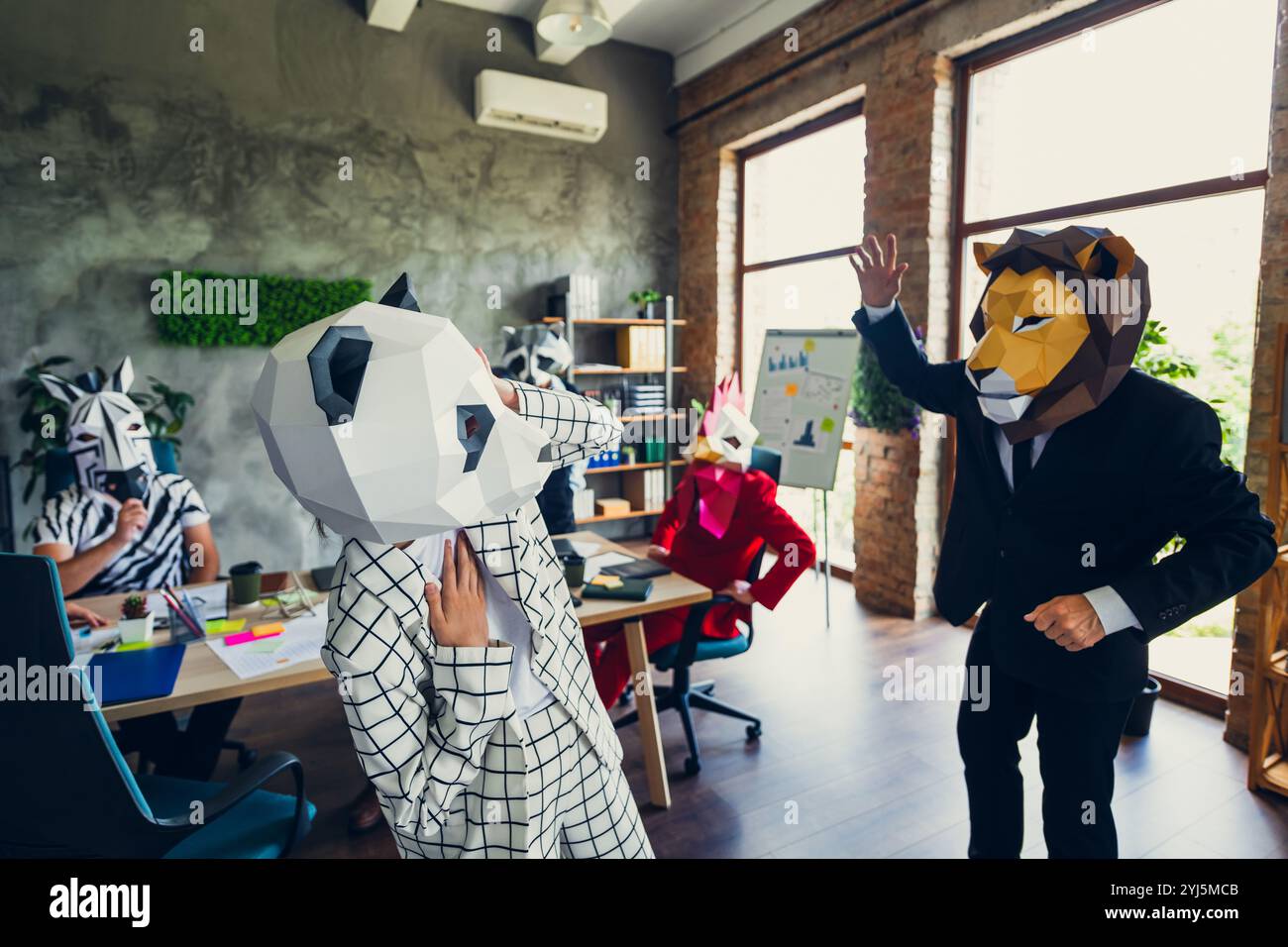 Ritratto di panda gallo gorilla leone bradipo zebra maschera procione uomini d'affari comunicano il business center al coperto Foto Stock