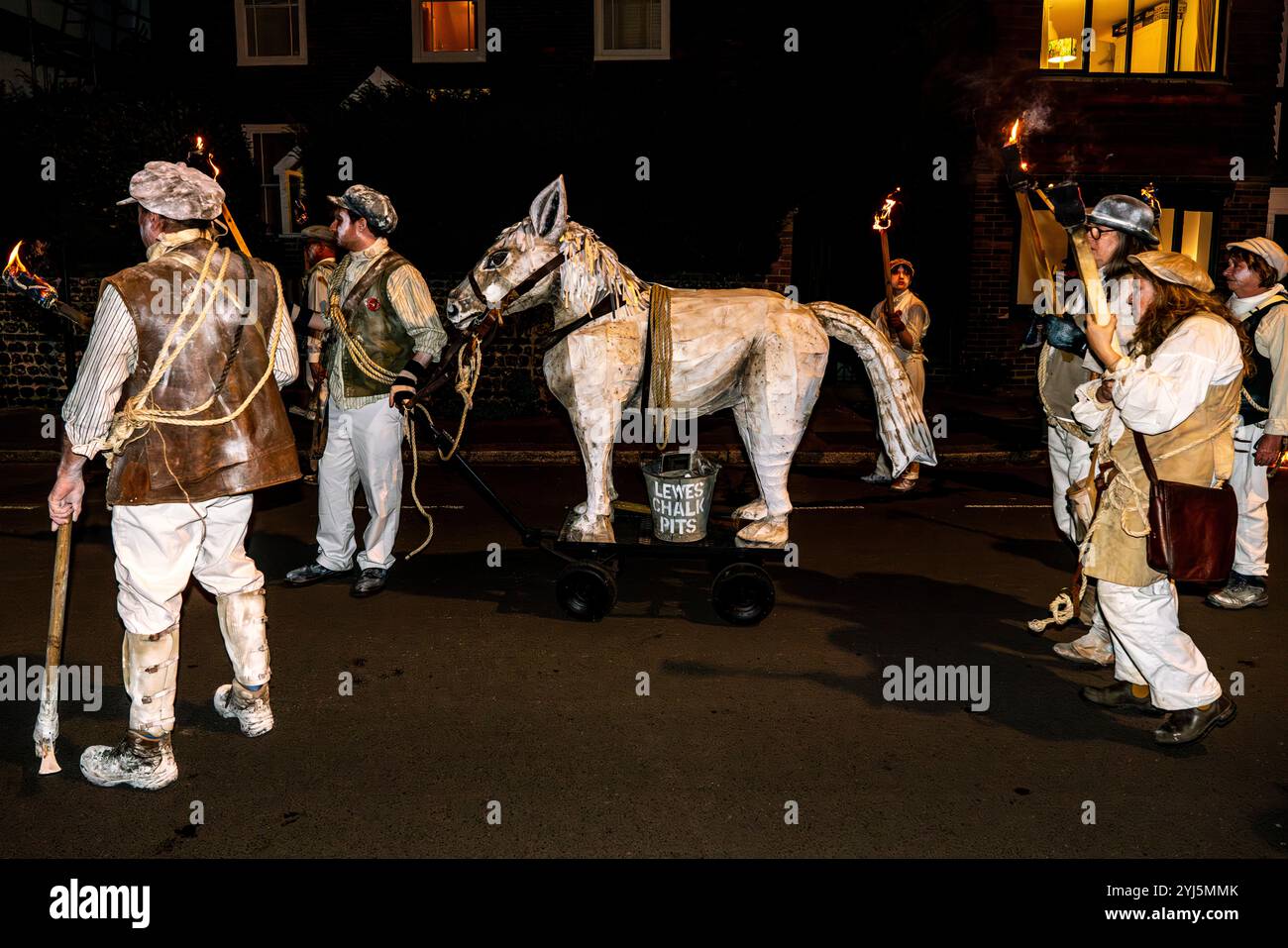 I membri della South Street Bonfire Society prendono parte a Una processione di fiaccolate attraverso la città durante le celebrazioni annuali della notte del fuoco, Lewes, Regno Unito. Foto Stock