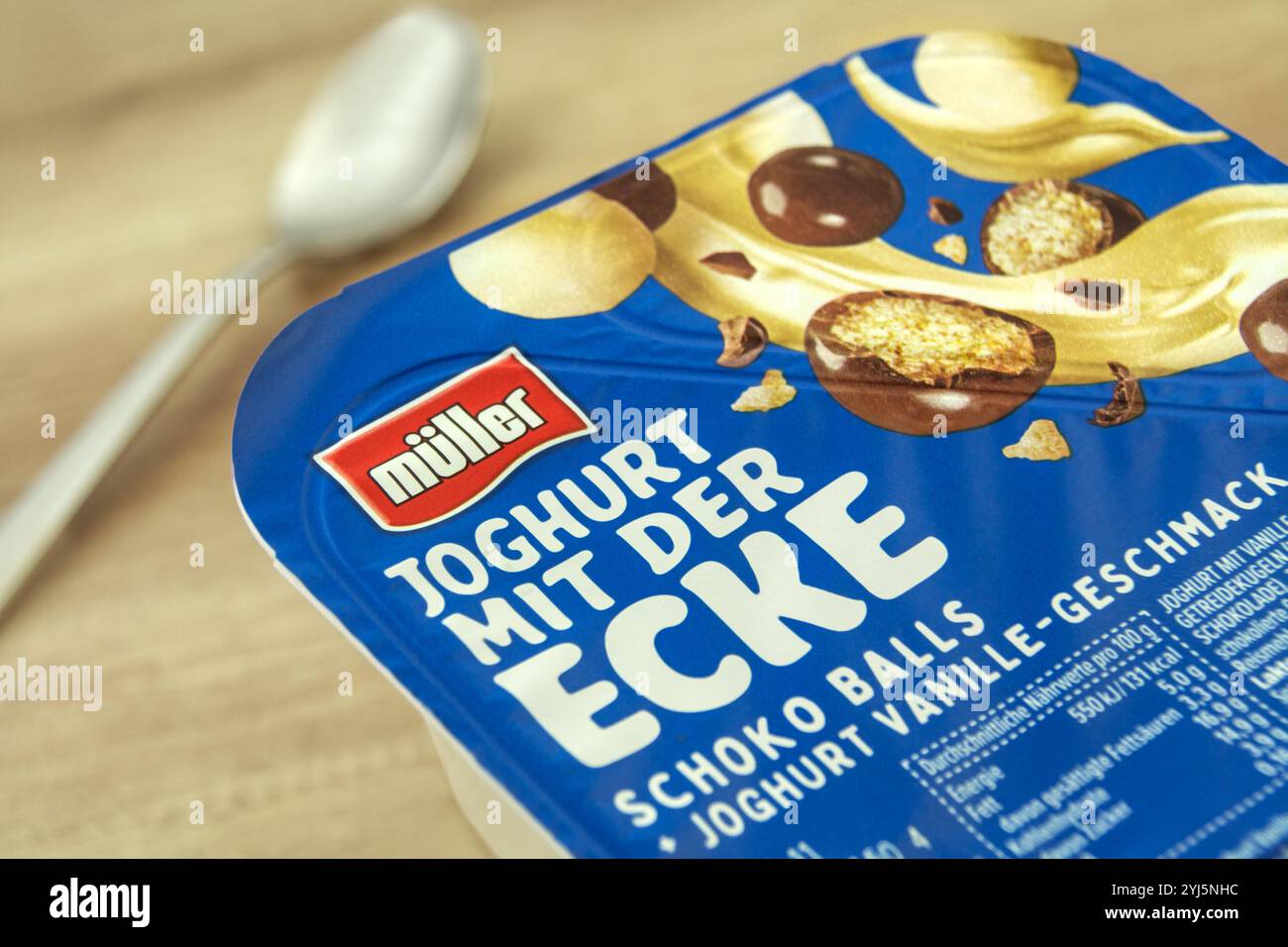 1 Becher Müller Joghurt mit der Ecke Schoko Balls Foto Stock