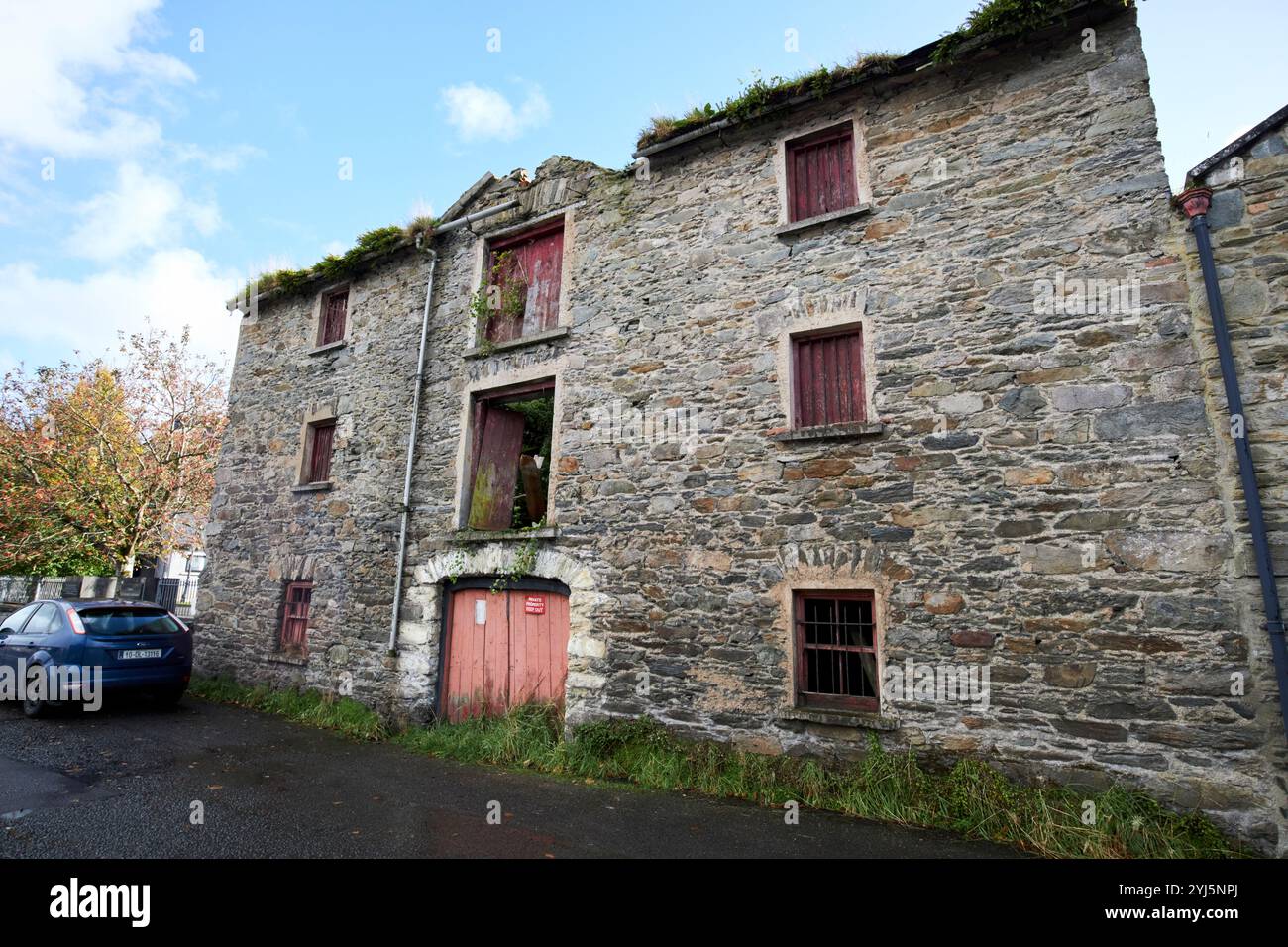 vecchio magazzino di pietra abbandonato sulla strada costiera ramelton, contea di donegal, repubblica d'irlanda Foto Stock