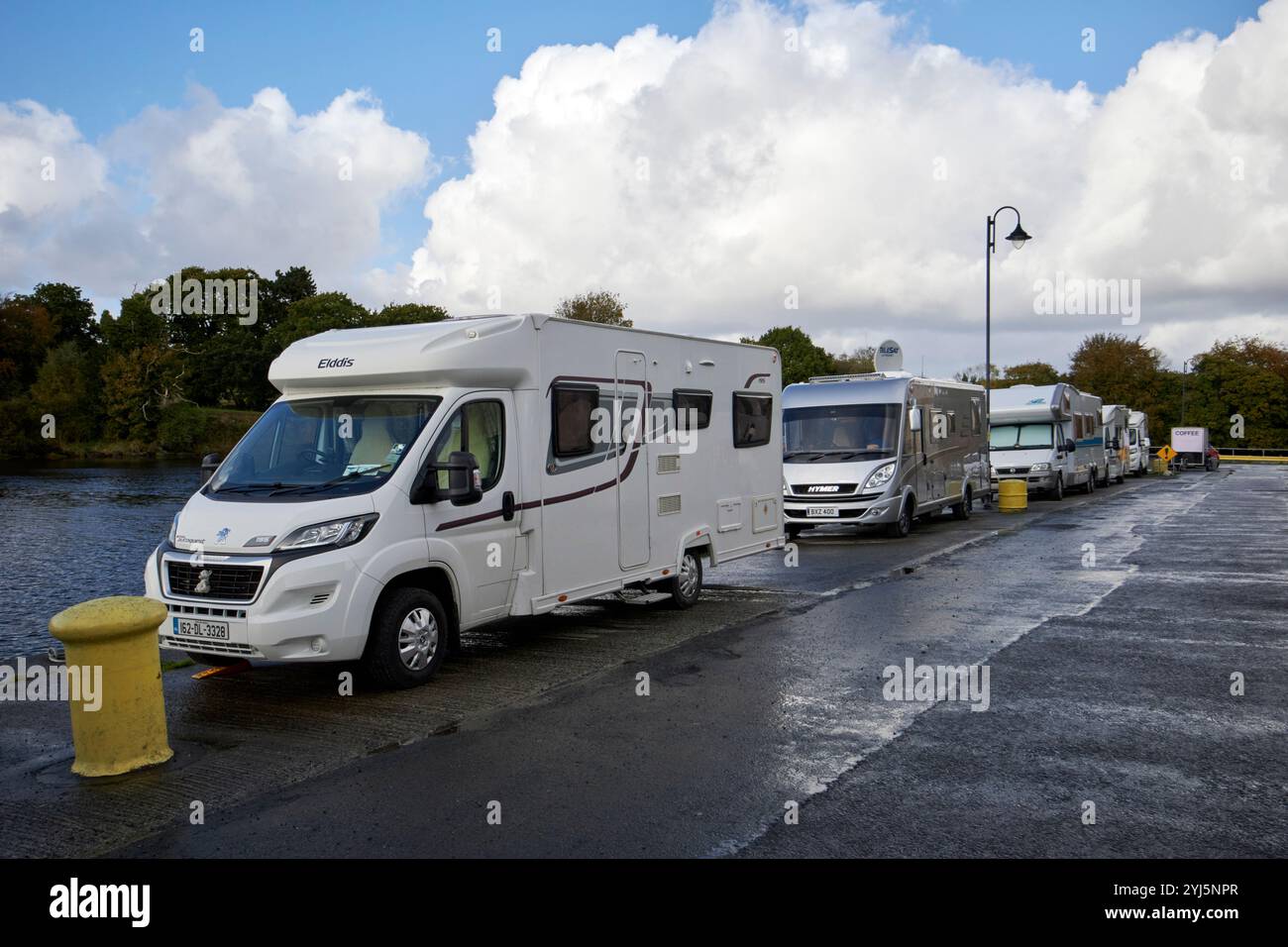 camper parcheggiati sulla banchina di ramelton sulla selvaggia atlantic way, contea di donegal, repubblica d'irlanda Foto Stock