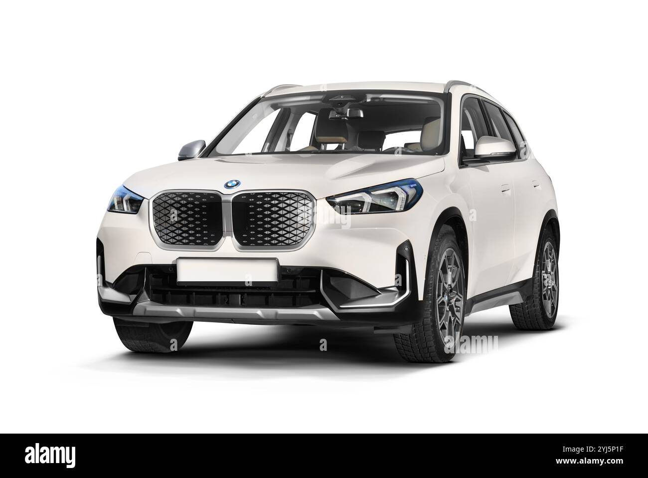 Izmir, Turchia - 11 novembre 2024: Immagine in studio di un SUV elettrico BMW IX1 e-drive bianco perla con una leggera vista anteriore sinistra su sfondo bianco, alto Foto Stock