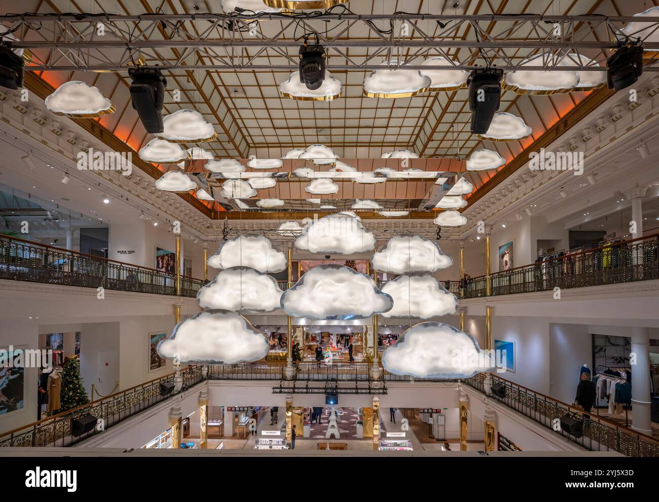 Parigi, Francia - 11 13 2024: Grandi magazzini le Bon Marché. Vista interna dell'edificio e delle sue scale e decorazioni natalizie Foto Stock