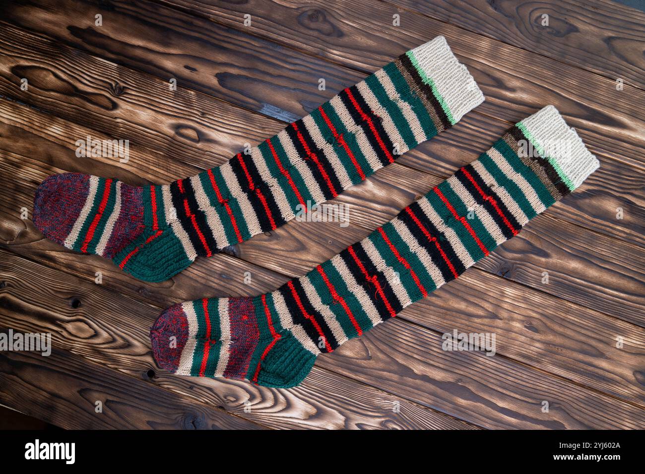 Regali di Natale. Calzini lunghi e colorati con motivo a righe natalizie. Foto Stock