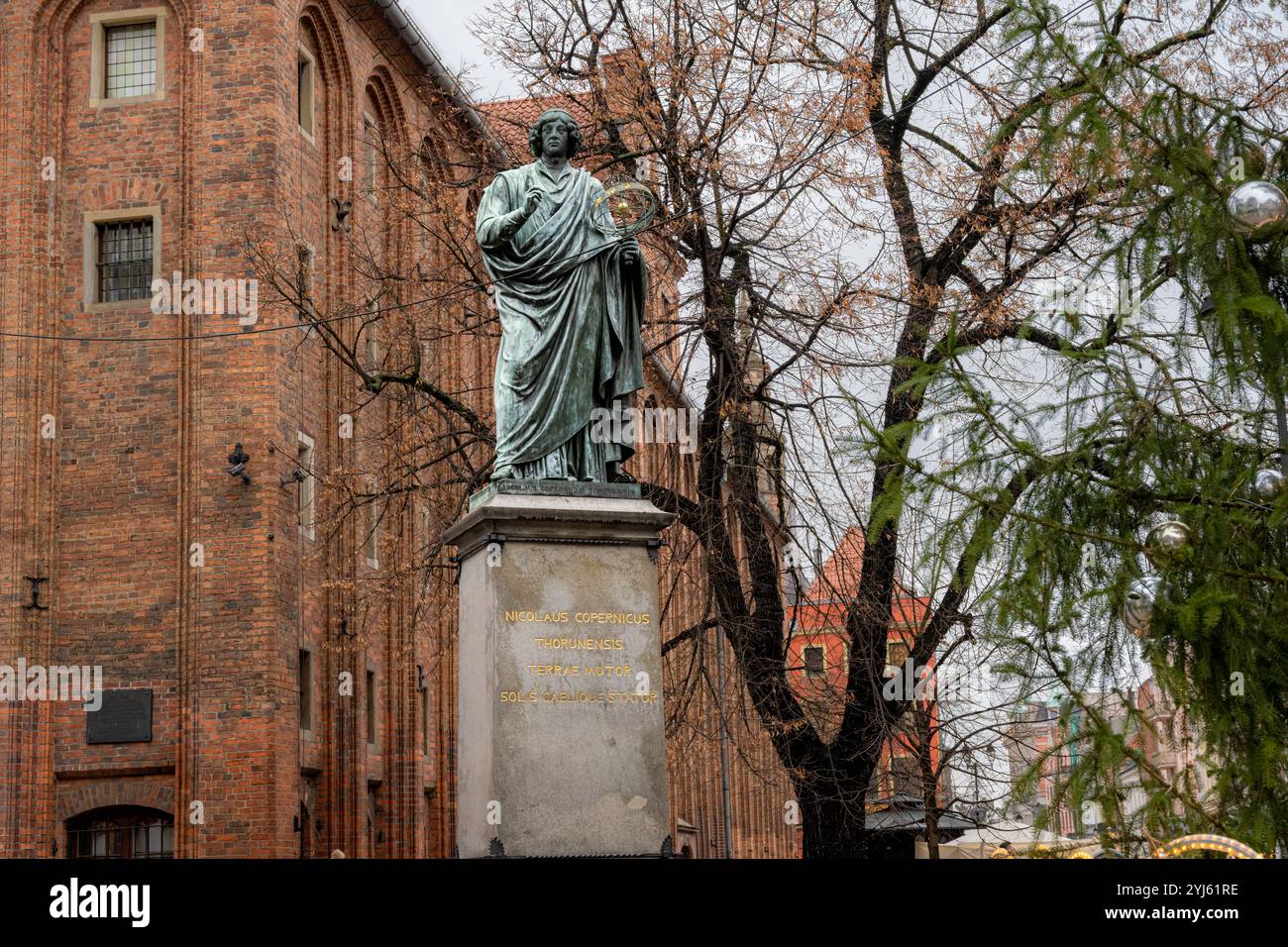 2 gennaio 2021 - Torun, Polonia: La statua in bronzo di Nicolao Copernico, matematico e astronomo polacco. Torun è il suo luogo di nascita e un sito patrimonio dell'umanità dell'UNESCO Foto Stock