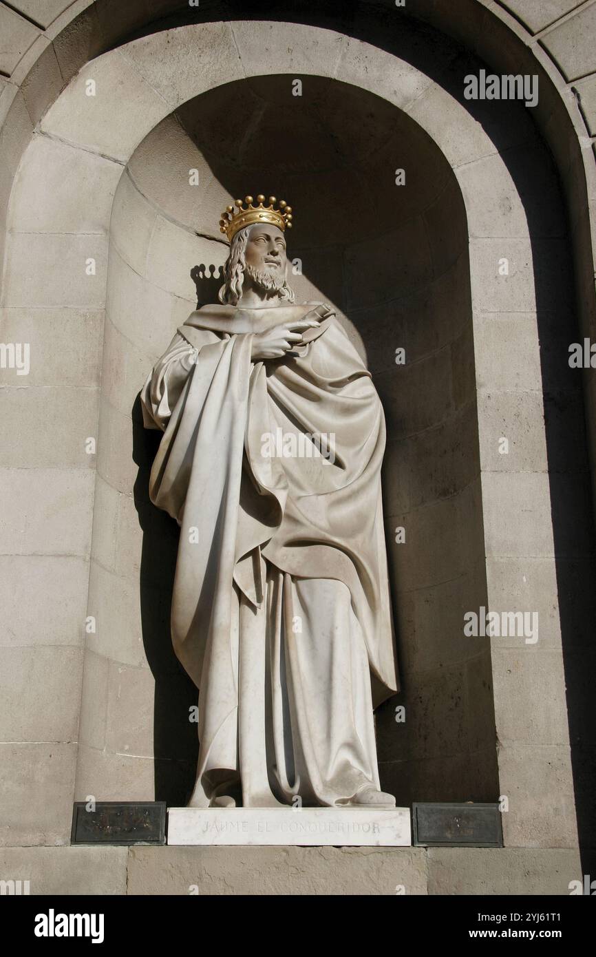 Giacomo i d'Aragona il Conquistatore (1208-1276). Re d'Aragona. Statua di Josep Bover, 1844. Facciata del municipio. Barcellona. Foto Stock