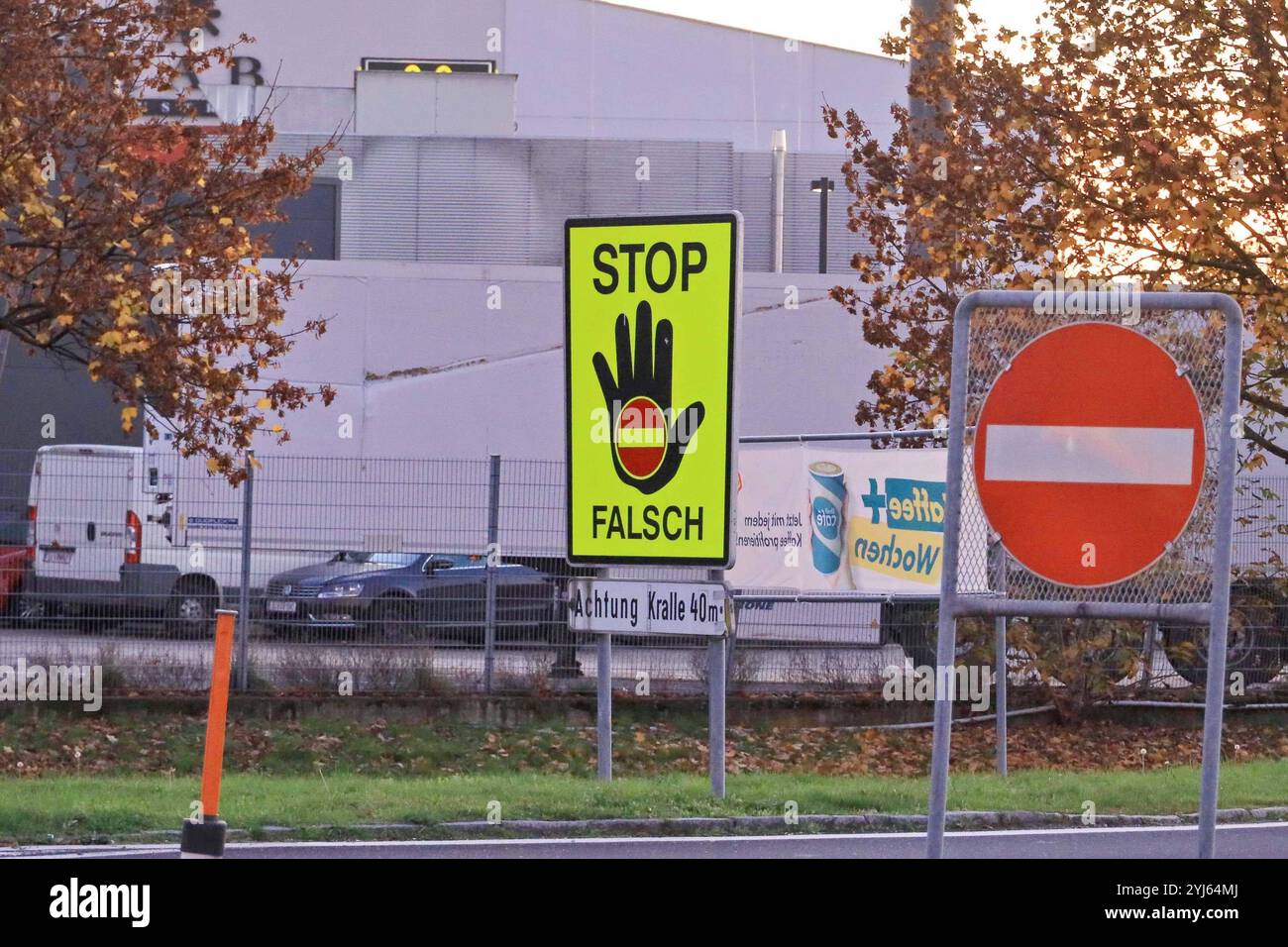 13.11.2024, Handenberg, AUT, Unterwegs a Oberösterreich, Fototermin, Symbolbild, Feature, Themenbild, Verschiedene Themenbilder, im Bild Geisterfahrer, Geisterfahrt, fermata, Auffahrt, Hinweisschild, Autobahn, Auffahren verboten, Verbotsschild, *** 13 11 2024, Handenberg, AUT, on the Road in Upper Austria, sessione fotografica, immagine simbolo, caratteristica, immagine tema, varie immagini a tema, nell'immagine conducente errato, guida sbagliata, arresto, vialetto, cartello informativo, autostrada, divieto di guida, cartello di divieto, Foto Stock